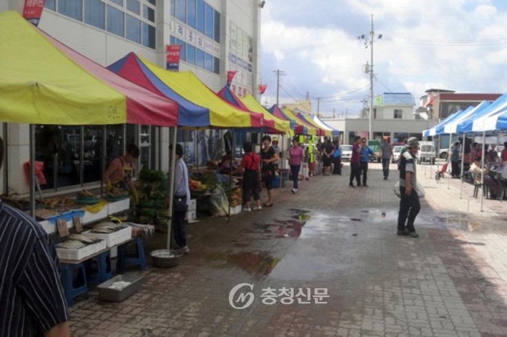다양한 먹거리, 공연까지 즐거운 시장 < 부여 < 충남 < 기사본문 - 충청신문 다양한 먹거리, 공연까지 즐거운 시장