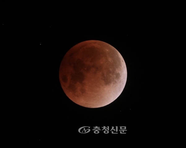 칠갑산에 뜬 슈퍼문+블루문+블러드문 < 사회 < 뉴스 < 기사본문 - 충청신문 칠갑산에 뜬 슈퍼문+블루문+블러드문