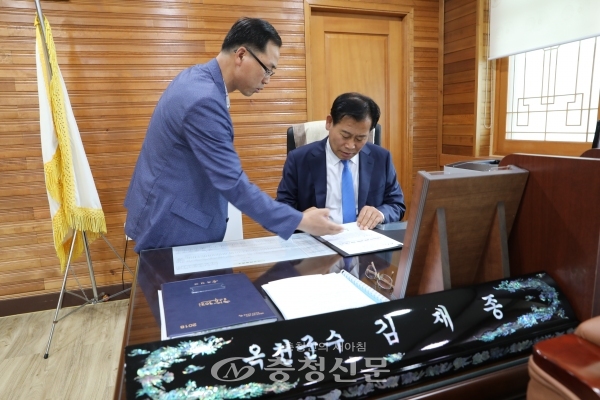 김재종 옥천군수는 지난 2일 취임 후 첫 결재로 ‘친환경농업 방제 지원 계획‘에 서명했다.
