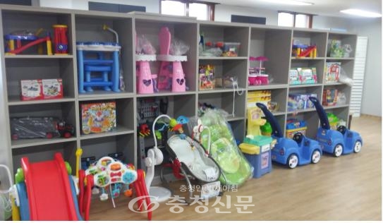 서구 도마1동이 생활품공유센터에 어린이 장난감을 대여하기 위해 장난감을 진열해 놓았다.