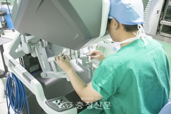 건양대병원‘다빈치 Xi’수술 장면.