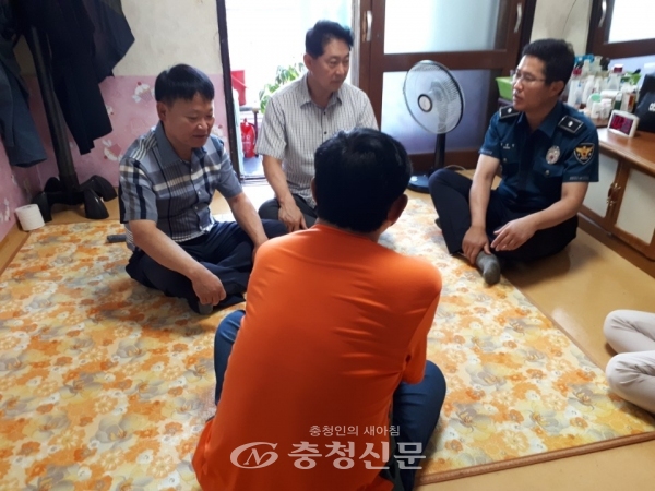 왼쪽부터 박승우 아산시 사회복지과장, 김창선 아산경찰서 보안계장, 맹정렬 경위가 박 모씨 댁을 방문해 애로사항을 청취하고 있는 모습.