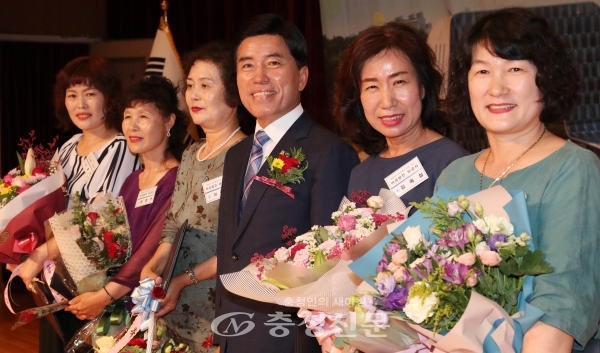 지난 6일 대전 동구가 양성평등주간을 기념해 동구 여성가족 행복 한마당 행사를 가졌다. 사진은 황인호 동구청장(사진 왼쪽서 세 번째)가 여성발전 유공 수상자들과 기념사진을 찍고 있다.