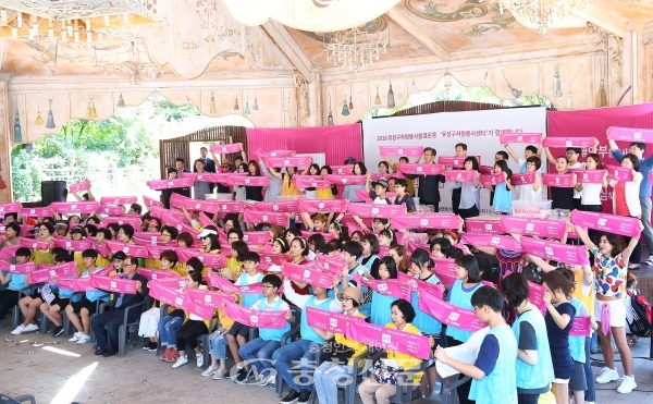 지난 7일 유성구 두드림공연장에서 열린 2018유성구자원봉사물결운동 '자원봉사 유성 Re Action' 선포식에서 자원봉사자들이 릴레이 타월 퍼포먼스를 하고 있다.
