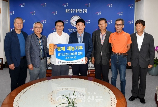 지난 6일 한국인장업연합회 대전·충남지부 회원들이 박용갑 중구청장(사진 가운데)에게 명패를 전달하고 있다.
