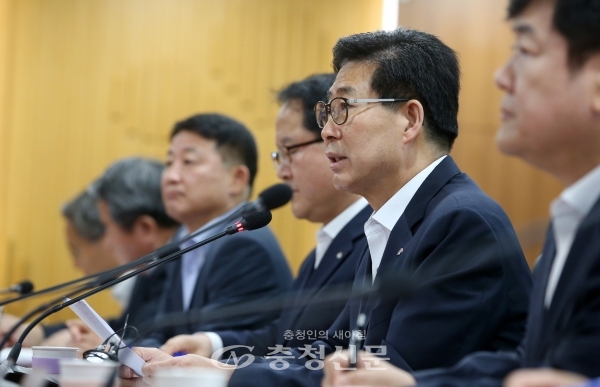 양승조 충남지사가 9일 도청 소회의실에서 일 실·국·원장 회의를 하고 있다.