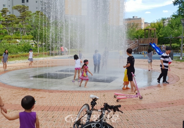 관평동 웅굴천어린이공원에 설치된 바닥분수에서 어린이들이 물놀이를 즐기고 있다.