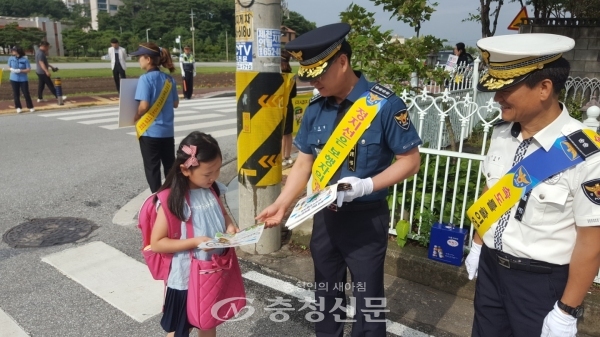 신효섭 제천경찰서장이 등교하는 학생에게 홍보물을 배포하며 교통안전을 당부했다.