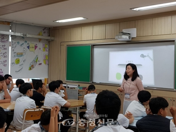 제천교육청이 동중학교에서 선행교육근절 및 자유학기제 수업체험 교원연수를 운영했다.