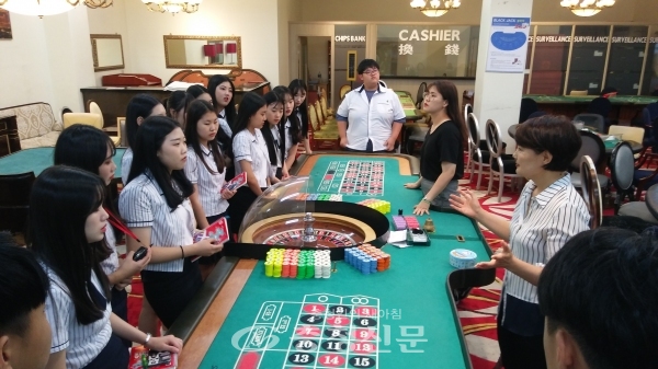 학생들이 호텔카지노학과에서 호텔 카지노 게임 운영 등을 체험 하고 있다.