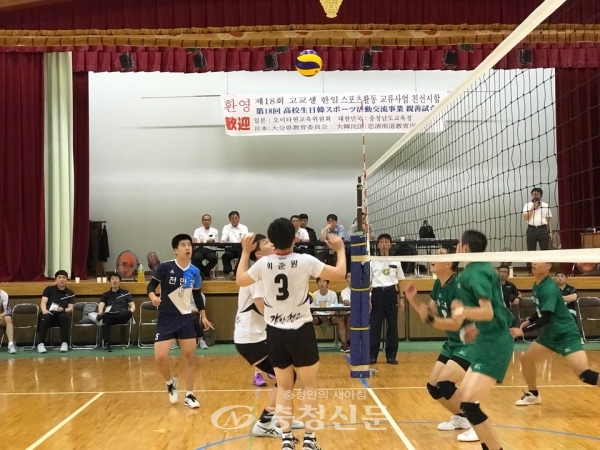 천안고등학교 학생들과 일본 오이타공업고등학교 학생들이 배구 경기를 하고 있다.