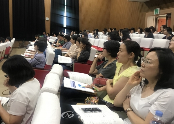 지난 11일 대전서부교육지원청이 학부모를 대상으로 진행한 2019 고입 설명회에서 300여명이 넘는 학부모가 참석해 각 학교의 입시소개를 듣고 있다.(사진=한유영 기자)