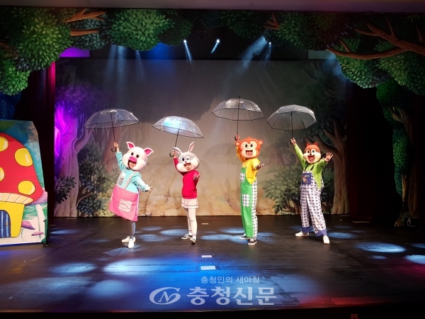 어린이 뮤지컬 ‘투명우산’이 오는 17일과 18일 이틀간 충주시문화회관에서 공연된다.