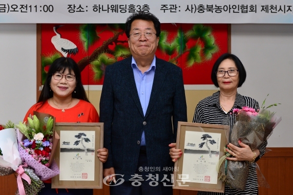 이상천 제천시장(가운데)이 농아인의날 행사에서 수상자와 기념 촬영을 했다.