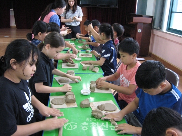 도예가체험에서 공주석송초 학생들이 도자기를 만들고 있다(제공 = 공주교육청)