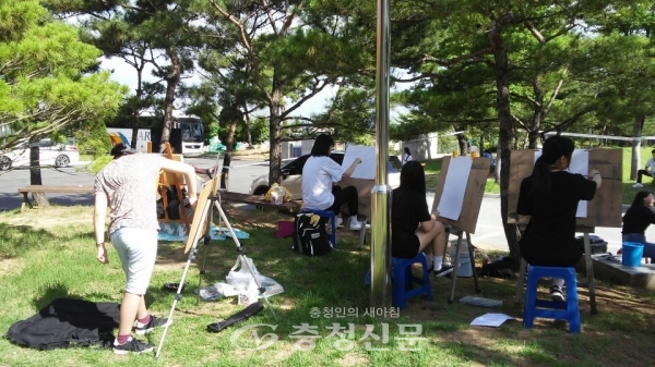 학생들이 천안 충남예술고등학교에서 수채화풍경 실기 종목에 참여하고 있다.