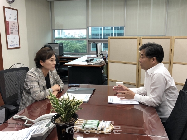 이후삼 국회의원이 김현미 국토교통부 장관을 만나 지역현안을 설명하고 적극 지원을 건의했다.