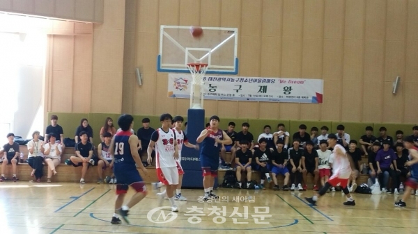 대전 동구가 지난 14일 대전청소년위캔센터 체육관에서 연 청소년어울림마당 'WE드림, 농구제왕'을 하고 있다.