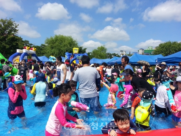 지난 14일 대전 대덕구가 저출산 극복을 위해 도심에서 워터파크를 즐길 수 있는 물놀이 체험전을 하고 있다.
