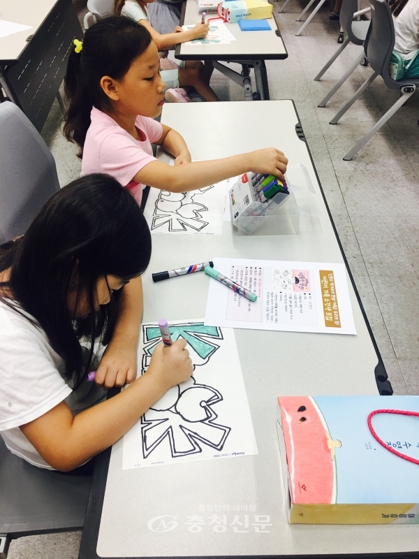 옥천군 평생학습원이 초등학교 여름방학을 맞아 특별프로그램으로  과학교실과 역사교실을 운영한다.