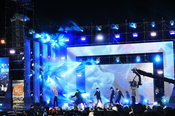 지난 13일 개막을 시작으로 오는 22일까지 제21회 보령머드축제가 열리고 있는 가운데, 17일부터는 K-POP, 실력파 가수, DJ, EDM 등 화려한 야간 공연으로 분위기가 더욱 고조된다. 사진은 머드축제 개막공연.
