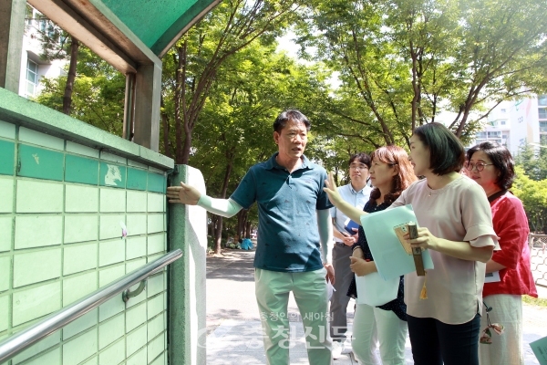 대전시 예산참여주민위원회는 16일 둔원고 지하도 앞에서 시민참여예산 편성을 위한 현장점검을 실시했다.