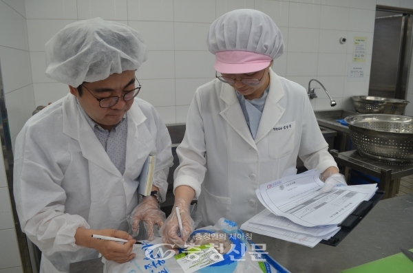 대전시교육청 급식 담당자가 학교에 납품되는 수산물을 검수하고 있다.(사진=한유영 기자)