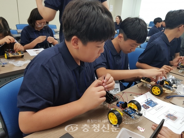학생들이 진로탐색캠프에서 아두이노 자동차를 직접 만들고 있다.