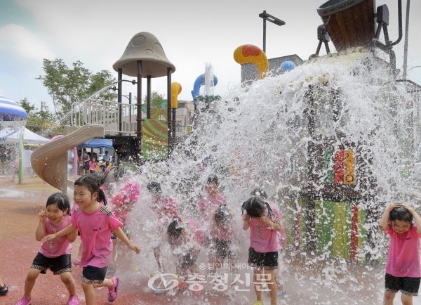 대전 대덕구가 연일 계속되는 폭염으로 달궈진 도시를 식히기 위해 도심공원 내 수경시설을 본격 가동한다. 사진은 어린이들이 공원 물놀이 시설을 즐기고 있다.