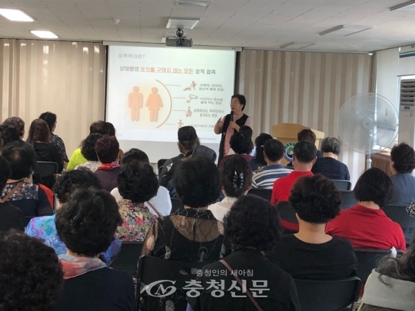 대전 서구가 오는 31일까지 '찾아가는 성폭력·가정폭력 예방교육'을 한다.  사진은 19일 도마권역에서 성폭력 강의를 하고 있다.