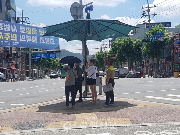 대전 중구가 여름철 폭염으로부터 시민건강을 지키고 보행편의 향상을 위해 그늘막을 설치했다.