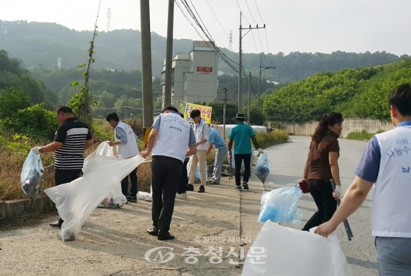 목천읍 주민자치위원회가 지난 18일 관내 목천읍 지산리 도로변에서 불법투기 된 쓰레기를 수거하며 봉사활동을 펼쳤다.