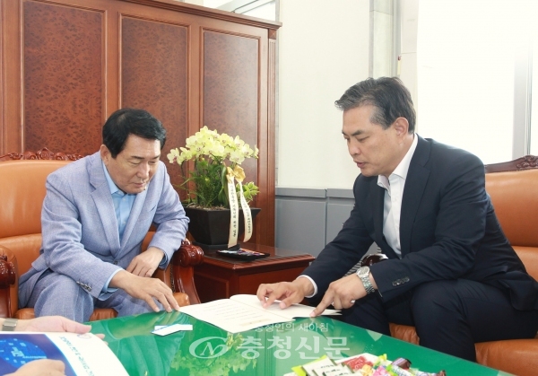 20일 박영순 대전시 정무부시장(사진 오른쪽)이 지역현안 해결을 위해 안상수 국회 예산결산위원장(사진 왼쪽)을 만나 지원을 부탁하고 있다.