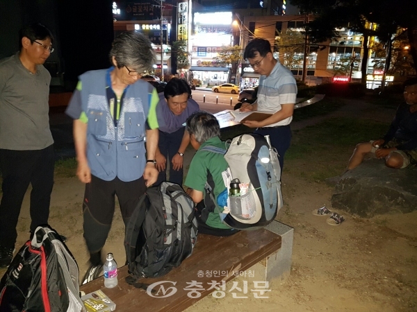 대전 중구 관계자가 서대전공원에서 노숙인에게 귀향유도와 시설입소안내 활동을 하고 있다.