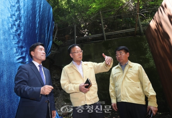 지난 20일 황인호 동구청장(사진 왼쪽)이 옛 추부터널 입구에서 현장 점검을 하고 있다.