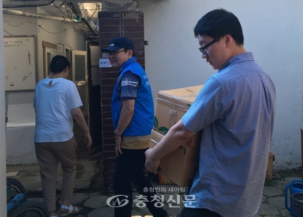 천안아산 한살림농산물위원회가 20일 신안동 행정복지센터를 방문해 감자(10Kg) 20박스를 후원했다.