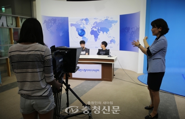 지난 21일 대전시청자미디어센터에서 마을미디어교육에 선정된 마을공동체 '도안마을신문' 학생들이 미디어 체험을 하고 있다.