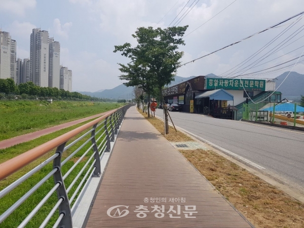 동구 대별교에서 대전운전면허시험장까지 대전천 제방도로에 보행데크 조성을 마쳤다.