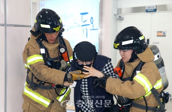 지난 5월 17일 지족역에서 열린 유성구 2018 재난대응 안전한국 훈련 현장 훈련을 하고 있다.