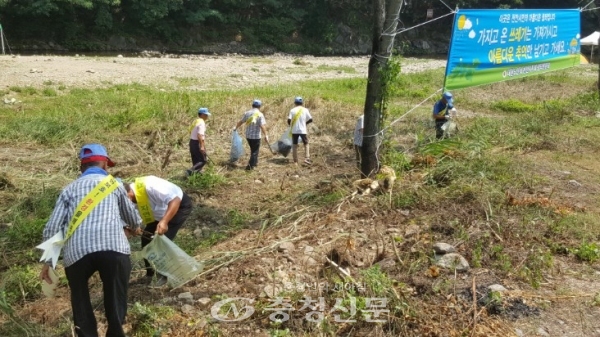 천안시 광덕면 노인회는 지난 20일 광덕면 자연발생유원지 일원에서 자연보호 캠페인을 실시했다.