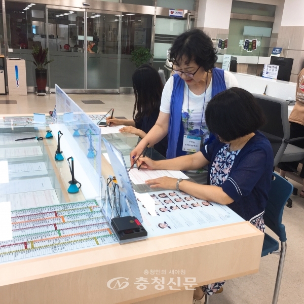 대전 중구 민원실 도우미가 여권발급신청서 작성에 어려움을 겪는 민원인을 도와주고 있다.