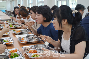 대전이문고 학부모 운영위원회가 학생들에게 제공된 점심 급식을 직접 먹어보고 있다.