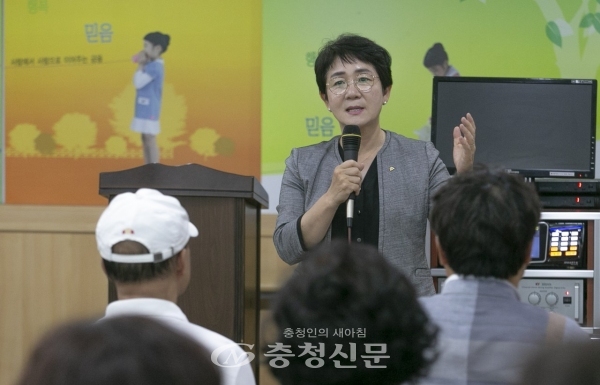 지난 23일 박정현 대덕구청장이 신탄진 도시재생 주민협의체 정례회의에 참석해 인사말을 하고 있다.