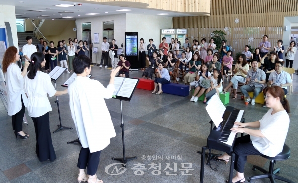 24일 대전 유성구가 점심시간을 이용해 구청 로비에서 민원인과 구청직원이 함께하는 힐링콘서트를 하고 있다.