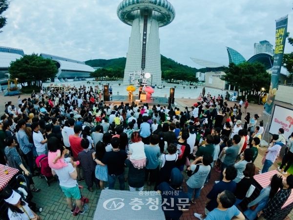 대전 시민들이 한빛탑광장 축제 달밤소풍을 찾아 공연을 즐기고 있다.(사진=대전문화재단 제공)