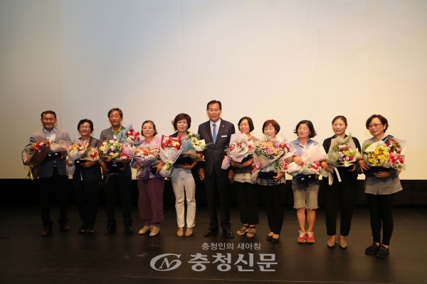 충북 옥천군은 지난 24일 오후 2시 옥천문화예술회관에서 군민과 여성단체회원 등 400여명이 참여한 가운데 ‘2018 양성평등주간기념행사’를 가졌다.