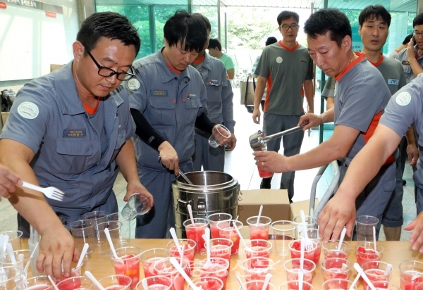 한국타이어가 무더위에 지친 사원들을 위해 수박화채를 나눠주고 있다. (사진=한국타이어 제공)