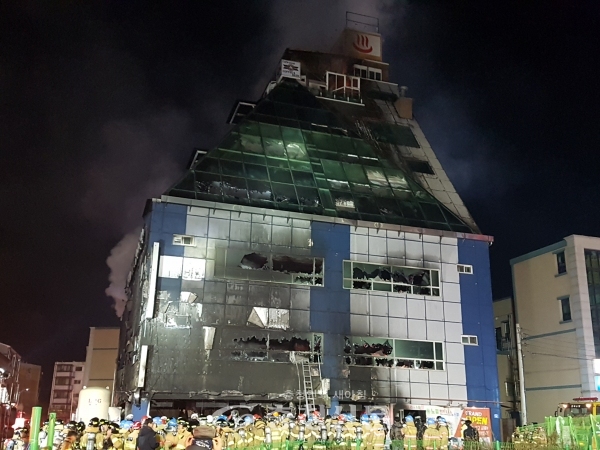 지난해 12월 21일 화재가 진압된 제천 하소동 스포츠센터 건물