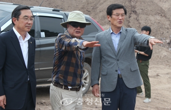 왼쪽부터 경대수 의원, 원용권 ㈜블랙스톤 회장, 홍성열 군수. 사진=김정기 기자