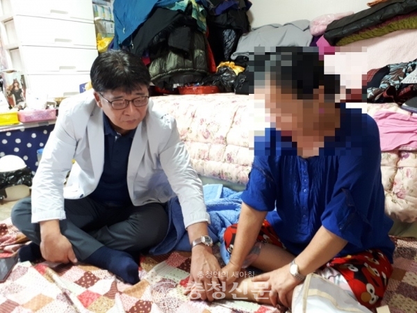 유선종 경제환경국장이 김 모 어르신 댁을 방문해 후원품을 전달하고 생활실태 및 애로사항을 청취하고 있다.